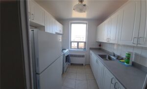 Roxbury Manor — rental apartment community in Etobicoke, Toronto (photo 3)