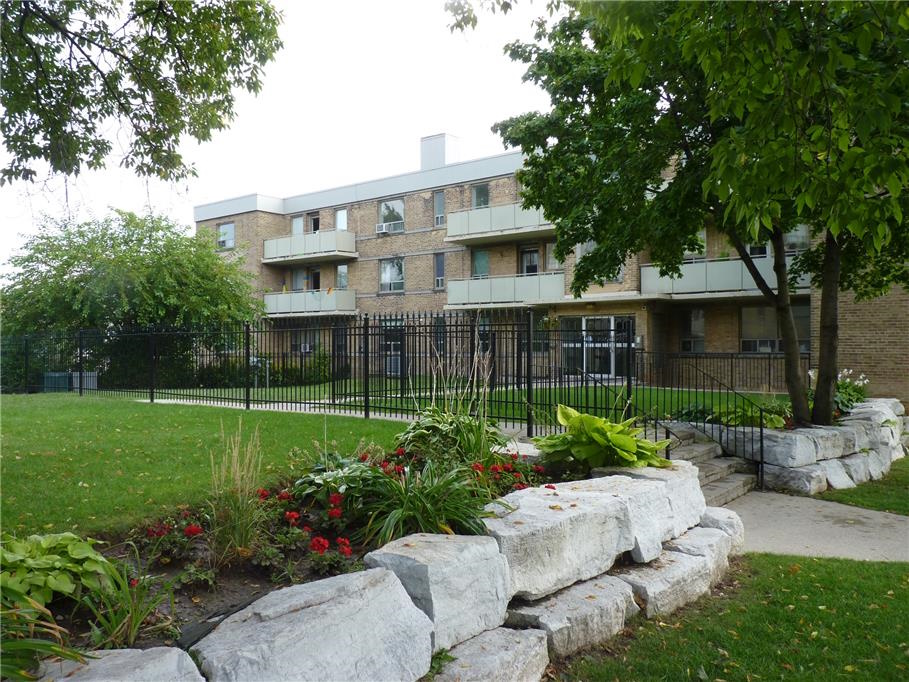 Roxbury Manor — rental apartment community in Etobicoke, Toronto (photo 8)